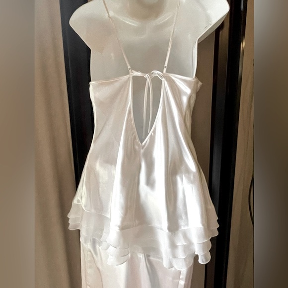 La Vie En Rose stunning 2 Piece Pyjama Set in cream satin with ruffles. Size XL - Picture 5 of 16